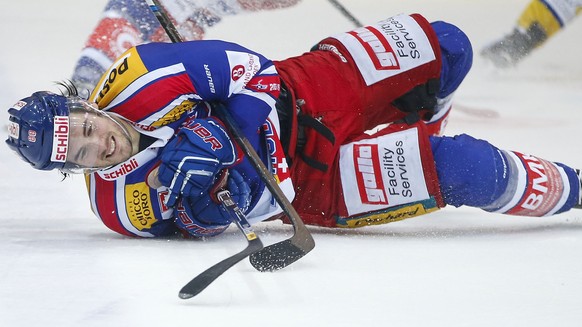 Kloten Flyers Stuermer James Sheppard waehrend dem vierten Eishockey-Playoff-Viertelfinalspiel der National League A zwischen den Kloten Flyers und dem HC Davos am Donnerstag, 10. Maerz 2016, in der S ...