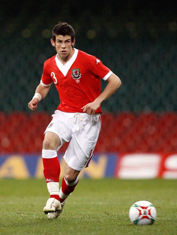 Bildnummer: 02378740 Datum: 11.10.2006 Copyright: imago/Simon Bellis
Gareth Bale (Wales) am Ball - PUBLICATIONxNOTxINxUK; Vdig, hoch, Freisteller EM Qualifikation 2006, Nationalteam, Nationaltrikot Ca ...