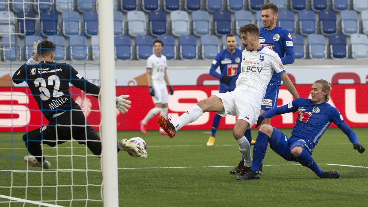Lausanne's forward Aldin Turkes, center, shoots the ball against Luzern's goalkeeper Marius Mueller, left, past Luzern's defender Silvan Sidler, 2nd right, and Luzern's midfielder  ...