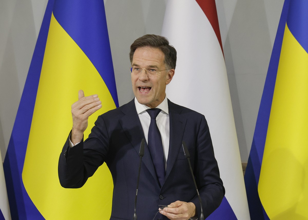 epa11191394 Dutch Prime Minister Mark Rutte attends a a joint press conference with Ukrainian President Zelensky during their visit to Kharkiv, northeastern Ukraine, 01 March 2024. Dutch Prime Ministe ...