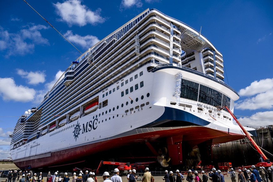 Des invites regardent la construction du navire de croisiere &quot;MSC World Europa&quot; au gaz naturel liquefie (GNL) de la compagnie MSC Croisieres le mardi 5 juillet 2022 sur les Chantiers de l&#0 ...