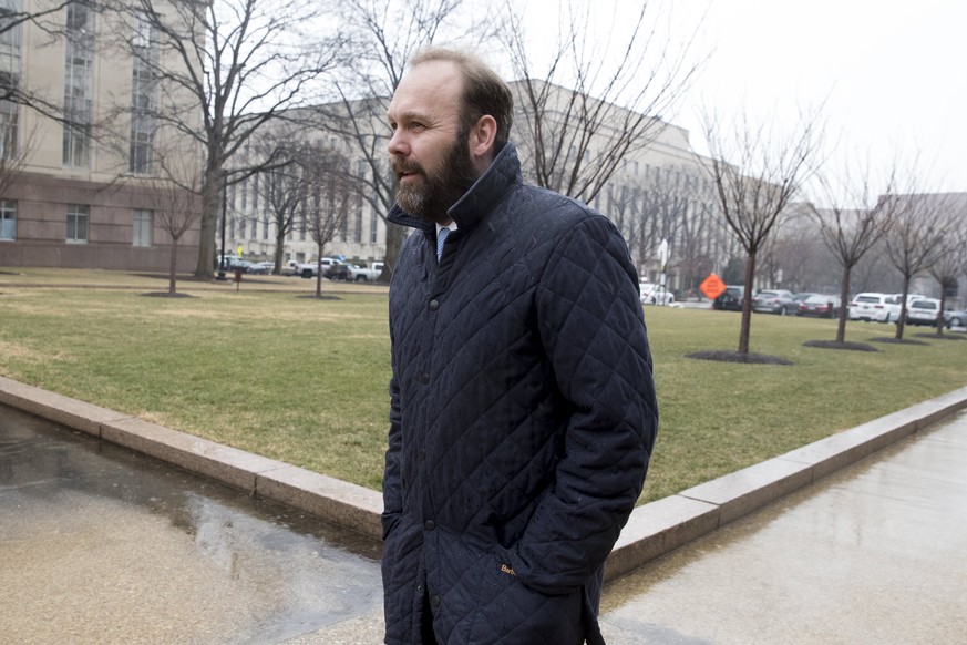 epa06544195 (FILE) - Former associate to former Trump Campaign Manager Paul Manafort, Rick Gates, walks near the Federal Courthouse after a closed hearing regarding his attorneys&#039; request to with ...