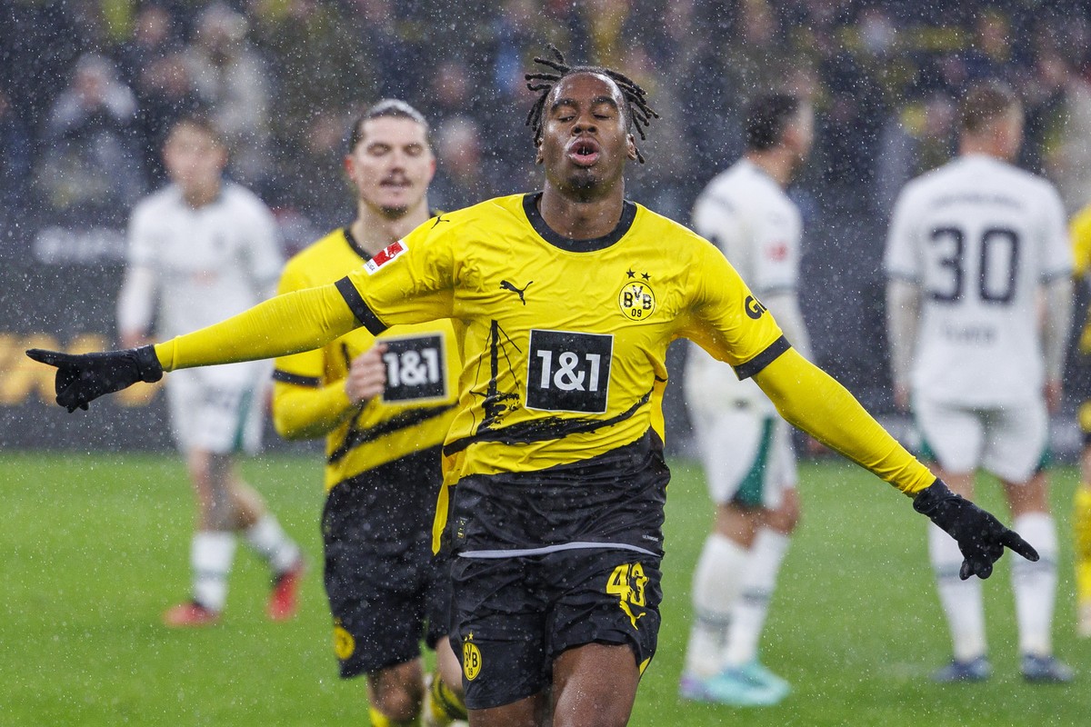 epa10994574 Dortmund's Jamie Bynoe-Gittens celebrates after scoring the 3-2 goal during the German Bundesliga soccer match between Borussia Dortmund and Borussia Moenchengladbach in Dortmund, Ger ...
