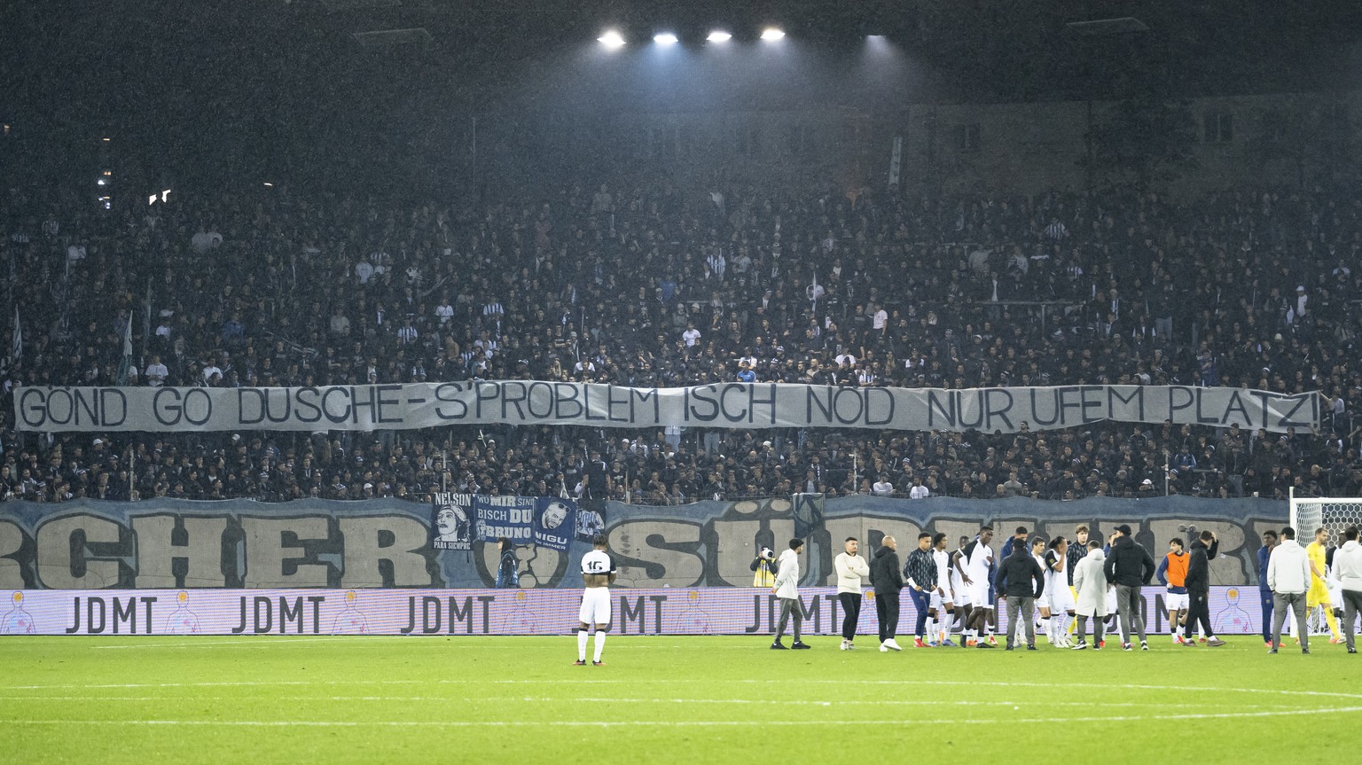 Die Fans der Suedkurve zeigen ein Transparent mit der Aufschrift &quot;Goend go dusche - s&#039;Problem isch noed nur ufem Platz&quot;, nach der Niederlage im Fussball Meisterschaftsspiel der Swiss Su ...