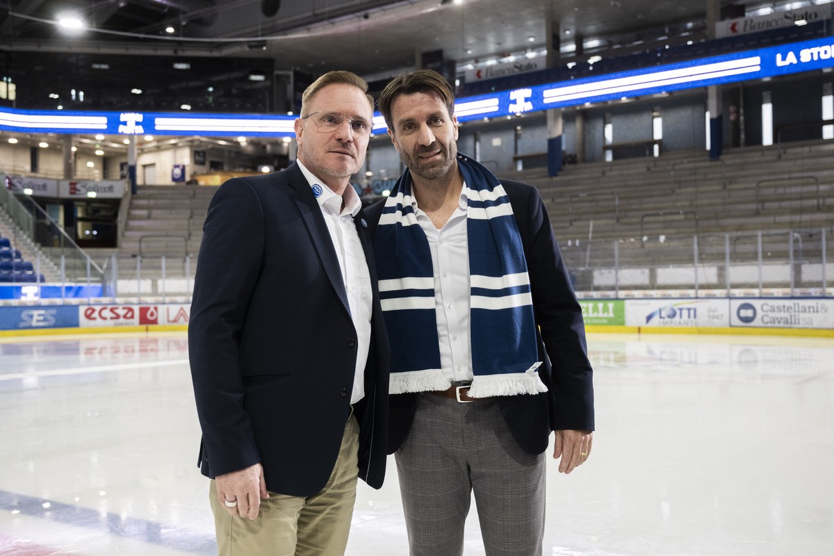 A moment during the presentation of the new Sports Director of HC Ambri Piotta, Lars Weibel, reeted by CEO Andreas Fischer, at the ice stadium Gottardo Arena in Ambri Switzerland, Saturday, January 17 ...