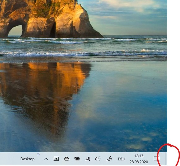 Per Klick auf den Balken ganz rechts in der Taskleiste gelangt man zum Desktop. Ein zweiter Klick stellt die Ansicht der geöffneten Fenster wieder her.