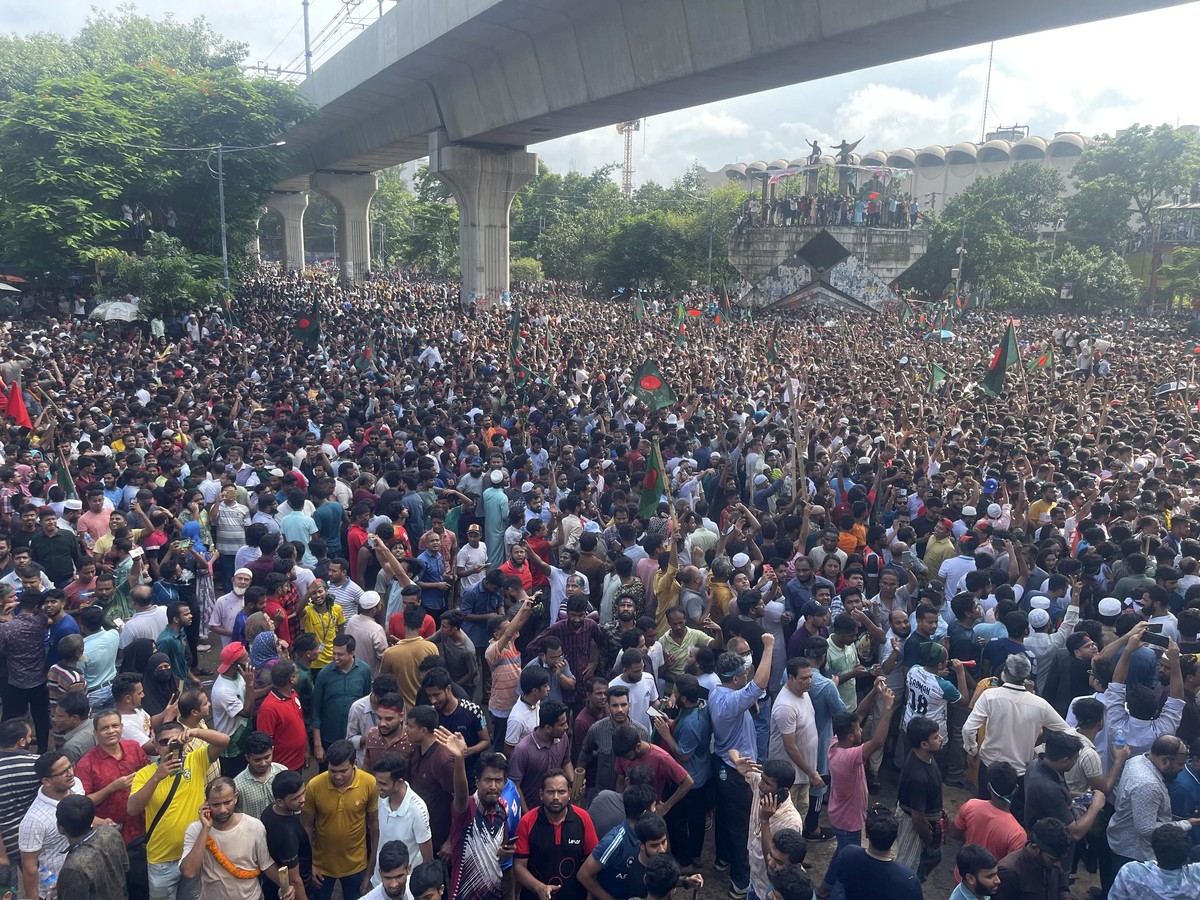 epa11527845 Bangladeshi people gather in Dhaka, Bangladesh, 05 August 2024. In an address to the nation, Chief of Army Staff General Waker-Uz-Zaman announced that Prime Minister Sheikh Hasina has resi ...