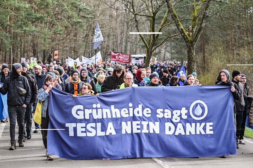 Bei einer Demonstration gegen die Tesla-Erweiterung unter dem Motto «Tesla Nein Danke!» tragen Teilnehmer ein Transparente., fotografiert am 10.03.2024 in Grünheide. Foto: Maurizio Gambarini/FUNKE Fot ...