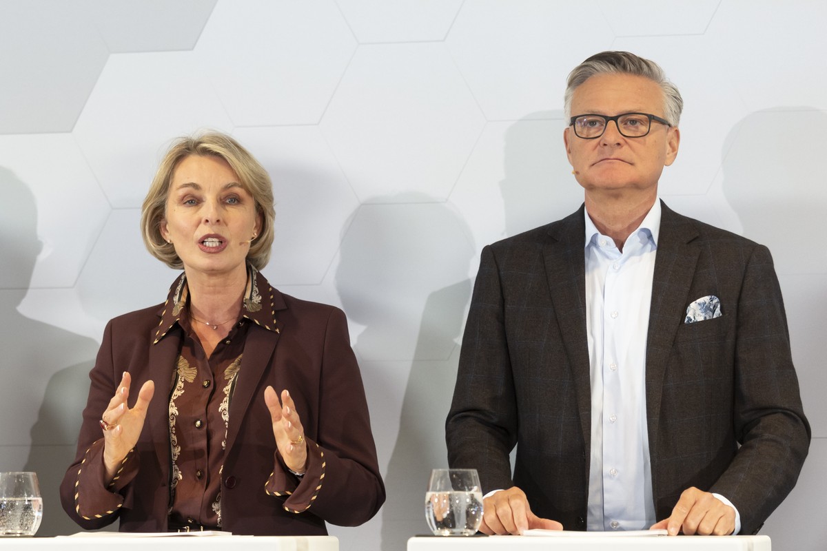 Ursula Nold, Praesidentin Verwaltung Migros-Genosschenschafts-Bund, spricht neben Mario Irminger, Praesident Generaldirektion Migros-Genosschenschafts-Bund, waehrend einer Medienkonferenz der Migros,  ...