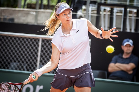 epa09348833 Stefanie Voegele from Switzerland returns a ball to Maryna Zanevska of Belgium during the round of 16 match at the WTA International Ladies Open Lausanne tournament, in Lausanne, Switzerland, 16 July 2021.  EPA/GABRIEL MONNET