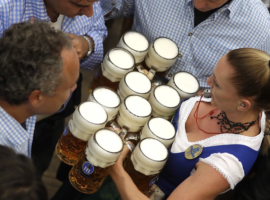 Als man Bier noch gemeinsam trinken konnte - Bierabsatz in Deutschland eingebrochen (Symbolbild)