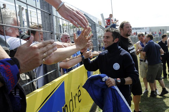 Bildnummer: 03714157 Datum: 31.05.2008 Copyright: imago/Hartenfelser
Der FSV Frankfurt feiert den Aufstieg in die 2. Liga - Trainer Tomas Oral bedankt sich bei den Fans; Thomas, quer, Aufstiegsfeier,  ...