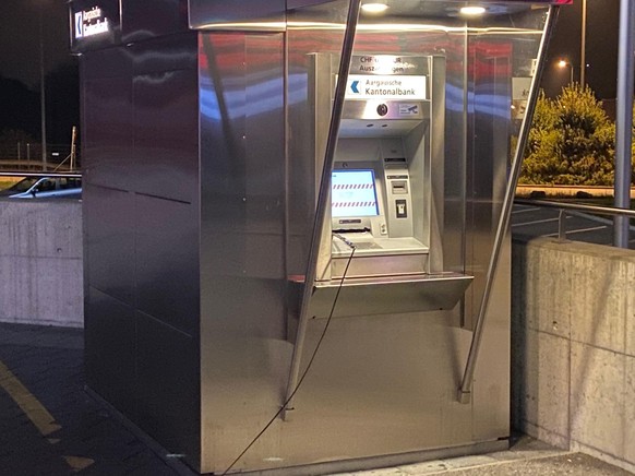 Dieser Bankomat der Aargauerischen Kantonalbank wurde versucht, zu öffnen.