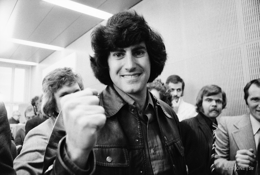 Der Mentalist Uri Geller tritt in einer Sendung des Schweizer Fernsehens auf. Aufgenommen vor der Aufzeichnung am 21. Januar 1974 im Fernsehzentrum Zuerich-Seebach. (KEYSTONE/Str)