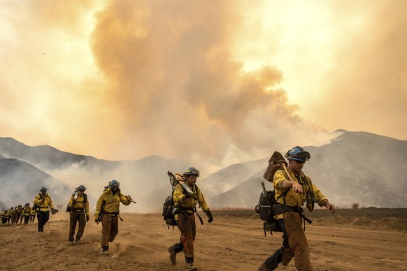 Firefighters battle the Gifford Fire burning on Monday, Aug. 4, 2025, in Los Padres National Forest, Calif. (AP Photo/Noah Berger)
California Wildfires