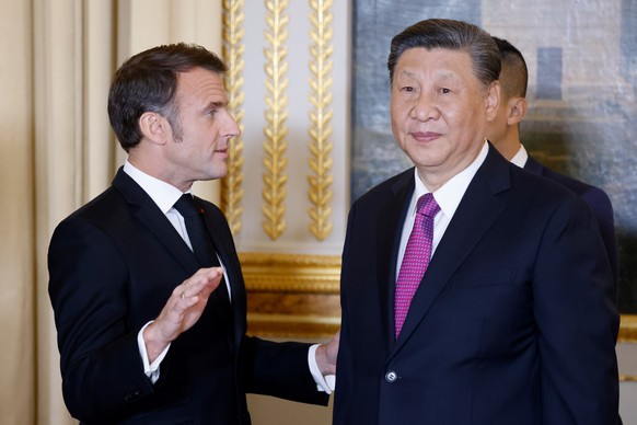 epa11322708 France&#039;s President Emmanuel Macron (L) speaks with Chinese President Xi Jinping (R) during an official state dinner for the Chinese president at the Elysee Palace in Paris, France, 06 ...