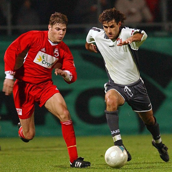 A gauche, Yann Verdon du FC Bulle et a droite, Didier Tholot (entraineur - joueur), qui a marque le 1er but contre Bulle, se disputent le ballon lors du match en Challenge League au stade de Tourbillo ...