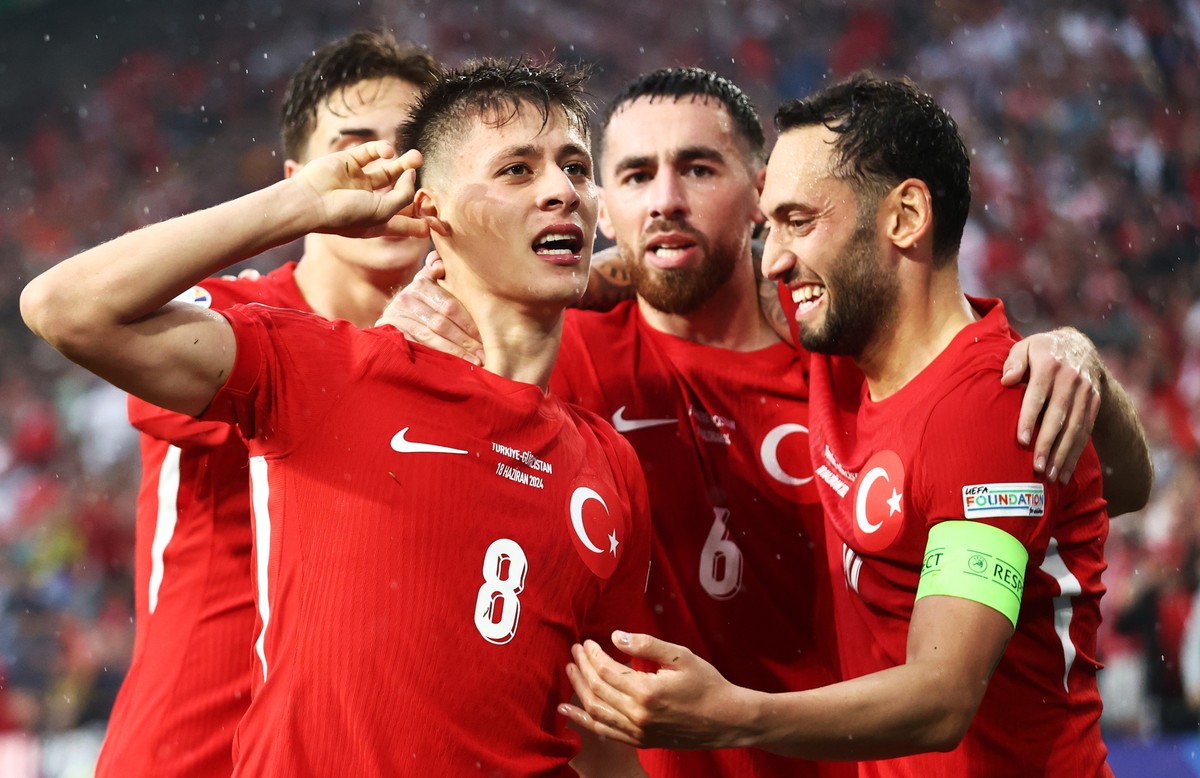 epa11420567 Arda Guler (L) of Turkey celebrates with his teammates after scoring the 2-1 lead during the UEFA EURO 2024 group F soccer match between Turkey and Georgia, in Dortmund, Germany, 18 June 2 ...