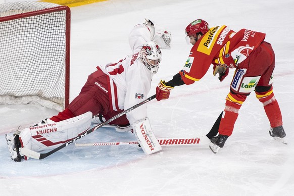 Biels Peter Schneider, rechts, scheitert mittels Penalty an Lausannes Torhueter Tobias Stephan im Eishockey Meisterschaftsspiel der National League zwischen dem EHC Biel und Lausanne HC, am Freitag, 3 ...
