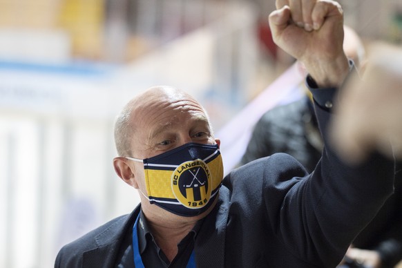 Langenthals Geschaeftsfuehrer Peter Zulauf jubelt ueber den Sieg, waehrend dem Swiss Ice Hockey Cup 1/8 Final zwischen dem SC Langenthal und den EV Zug, am Sonntag 25. Oktober 2020, in der Eishalle Sc ...