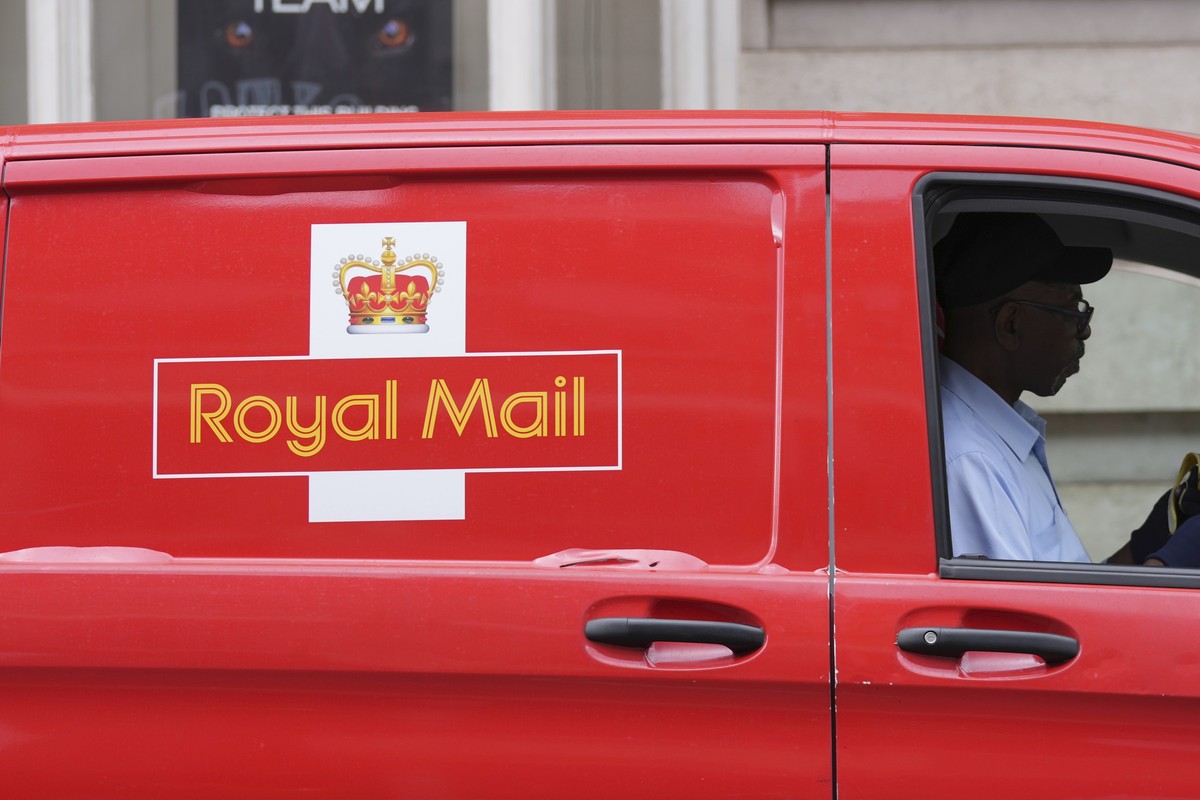 A Royal Mail delivery van drives past the Mount Pleasant sorting office in London, Tuesday, Aug. 26, 2025.(AP Photo/Kin Cheung)
Britain US Postal Crisis