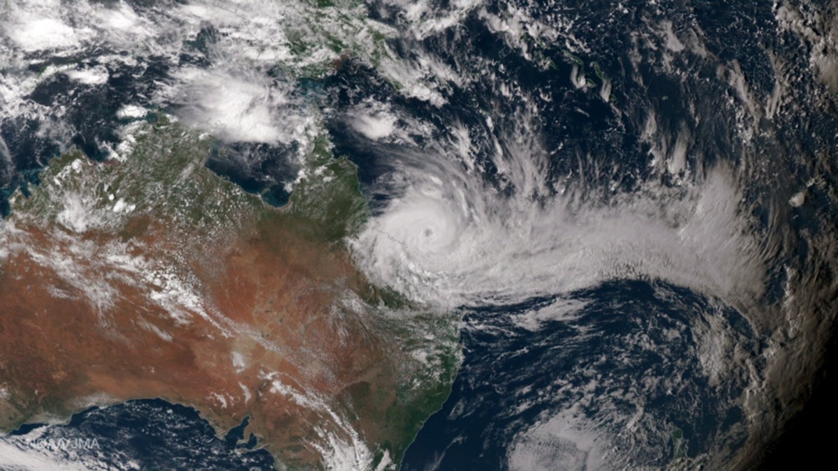 epa05873956 A handout photo made available by the National Oceanic and Atmospheric Administration (NOAA) showing Japan Meteorological Agency's Himawari-8 satellite capture of a true-color image o ...