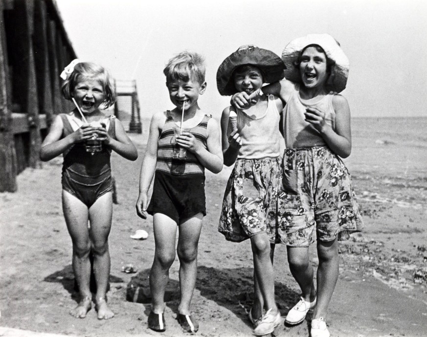 PLAGE annees 30 Four children on a beach quatre enfants sur une plage en Angleterre Photographie anonyme vers 1935 Credit Collection SSPLKHARBINETAPABOR BEACH 30s Four children on a beach Four childre ...