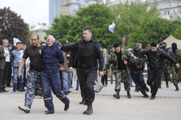 Prorussische Aktivisten nahmen am 5. Mai in Donetsk 5 Angestellte der Feuerwehr fest.