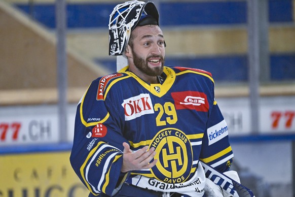 Der Davoser Torhueter Sandro Aeschlimann, im Eishockey-Qualifikationsspiel der National League zwischen dem HC Davos und dem HC Ajoie, am Samstag, 1. Oktober 2022, im Eisstadion in Davos. (KEYSTONE/Ju ...