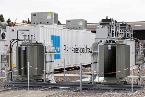 ZUR INBETRIEBNAHME DES GROESSTEN BATERIESPEICHERS DER SCHWEIZ AM 15. MAI 2018 STELLEN WIR IHNEN FOLGENDES NEUES BILDMATERIAL ZUR VERFUEGUNG --- View onto one of the three battery containers composing  ...