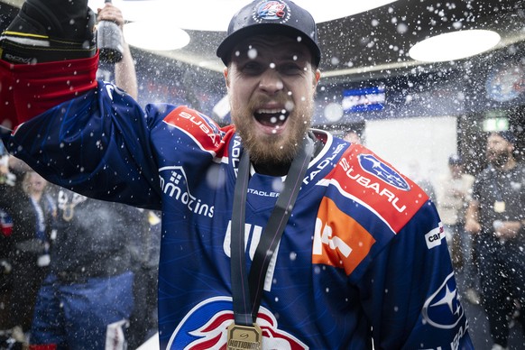 Mikko Lehtonen (ZSC) jubelt nach dem Sieg in der Kabine im siebten Playoff Final Eishockeyspiel der National League zwischen den ZSC Lions und dem Lausanne HC, am Dienstag, 30. April 2024, in der Swis ...