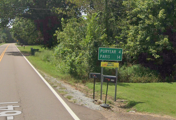 Ein Strassenschild/Wegweiser, welches den Weg nach Paris (Texas) anzeigt.