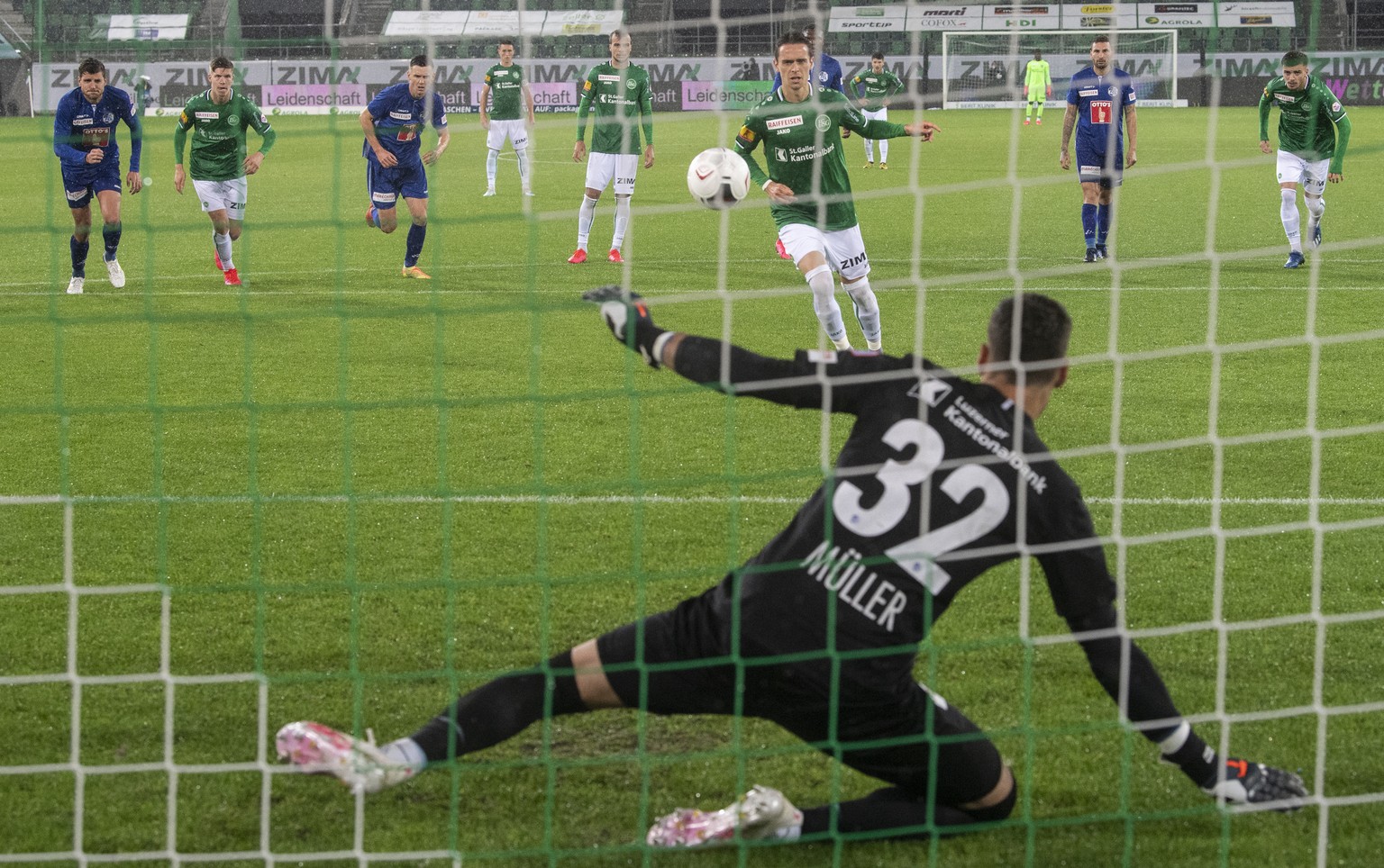 St. Gallens Jordi Quintilla trifft zum 4:0 Penalty Tor gegen Luzerns Torhueter Marius Mueller im Fussball Super League Spiel zwischen dem FC St. Gallen und dem FC Luzern, am Donnerstag, 16. Juli 2020, ...