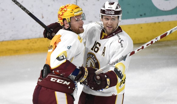 Joie des Genevois, le Top Scorer Richard Tanner, a gauche, et Nick Spaling, a droite, suite au troisieme but genevois, lors de la rencontre du championnat suisse de hockey sur glace de National League ...