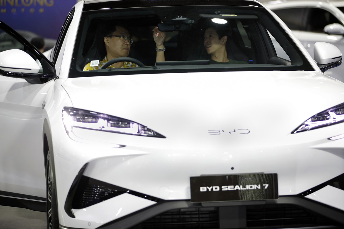 epa12478007 Potential customers inspect a BYD Sealion 7 electric vehicle at the Bangkok EV Expo 2025 in Bangkok, Thailand, 24 October 2025. The event showcases various electric car brands. EPA/RUNGROJ ...