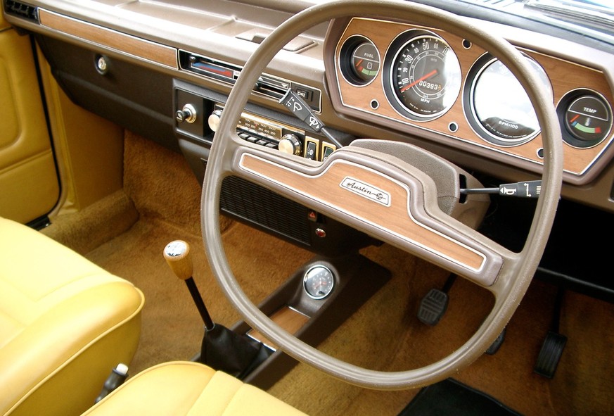 Perfect early Allegro interior - note square steering wheel - in Autumn Leaf vinyl