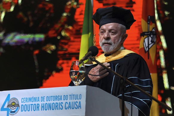 epa12546336 Brazilian President Luiz Inacio Lula da Silva speaks after receiving an Honorary Doctorate from the Pedagogical University, in Maputo, Mozambique, 24 November 2025. Brazilian President Lul ...
