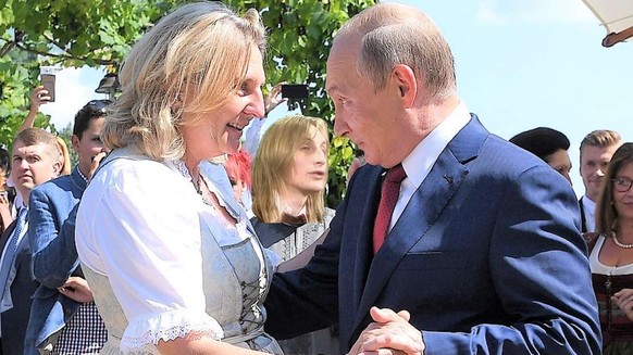 Ex-Ministerin Kneissl tanzte mit Putin – jetzt schreibt sie für RT
Ottina, Ottis &quot;sister in fate&quot; ein russicher Troll?
Das kann ja lustig werden.
In dem Fall ist Putin ja gar nicht so humo ...