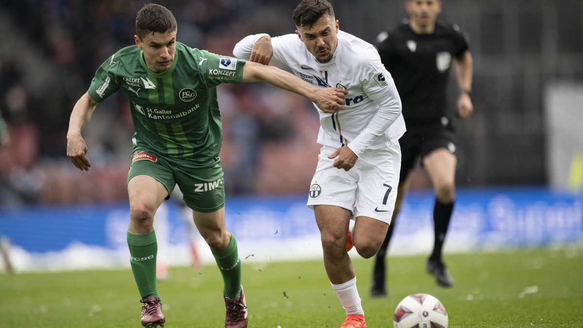 Jozo Stanic (FCSG), links, spielt um den Ball mit Bledian Krasniqi (FCZ), rechts, im Fussball Meisterschaftsspiel der Super League zwischen dem FC Zuerich und dem FC St. Gallen im Letzigrund, am Sonnt ...
