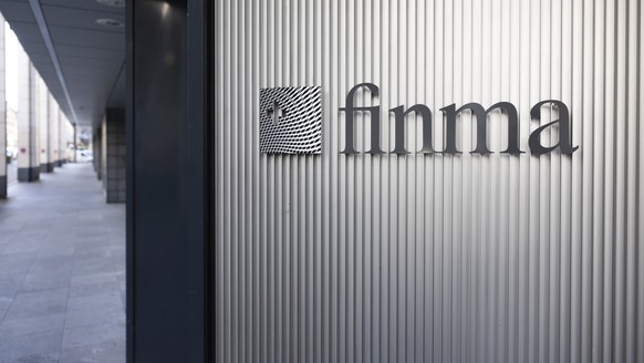 Das Logo der FINMA beim Sitz der Eidgenoessischen Finanzmarktaufsicht, am Mittwoch, 5. April 2023 in Bern. (KEYSTONE/Peter Klaunzer)