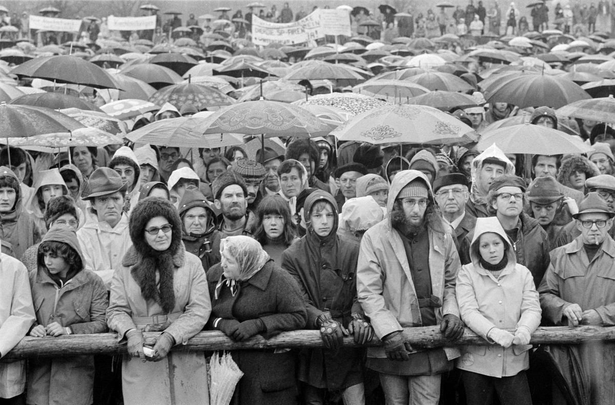An die 10'000 Personen haben sich bei Regen und Schnee auf dem Baugelaende des geplanten AKW Kaiseraugst im Kanton Aargau eingefunden, um gegen den Bau der umstrittenen Anlage zu demonstrieren, a ...