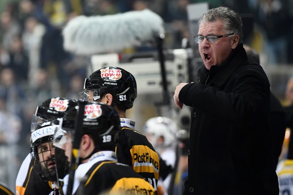 Luganos Trainer Doug Shedden gibt seinen Spielern Anseisungen beim Eishockeyspiel der National League A zwischen dem HC Lugano und dem HC Ambri Piotta, in der Resega Eishalle in Lugano, am Montag, 21. ...