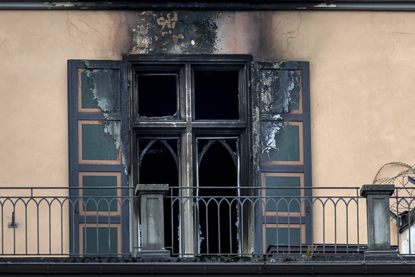 Ein vom Brand zerstoertes Fenster des historischen Gebaeudes des Freimaurerzentrums beim Lindenhof, am Montag, 26. Januar 2026 in Zuerich. Das in der Nacht auf Montag ausgebrannte historische Gebaeude ...