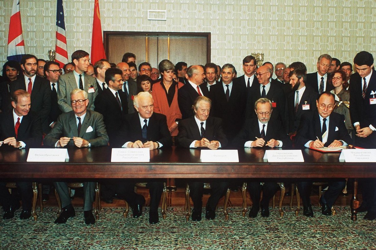 Der amerikanische Aussenminister James Baker, der britische Aussenminister Douglas Hurd, der sowjetische Aussenminister Eduard Shevardnaze, der franzoesische Aussenminister Roland Dumas, der Aussenmin ...