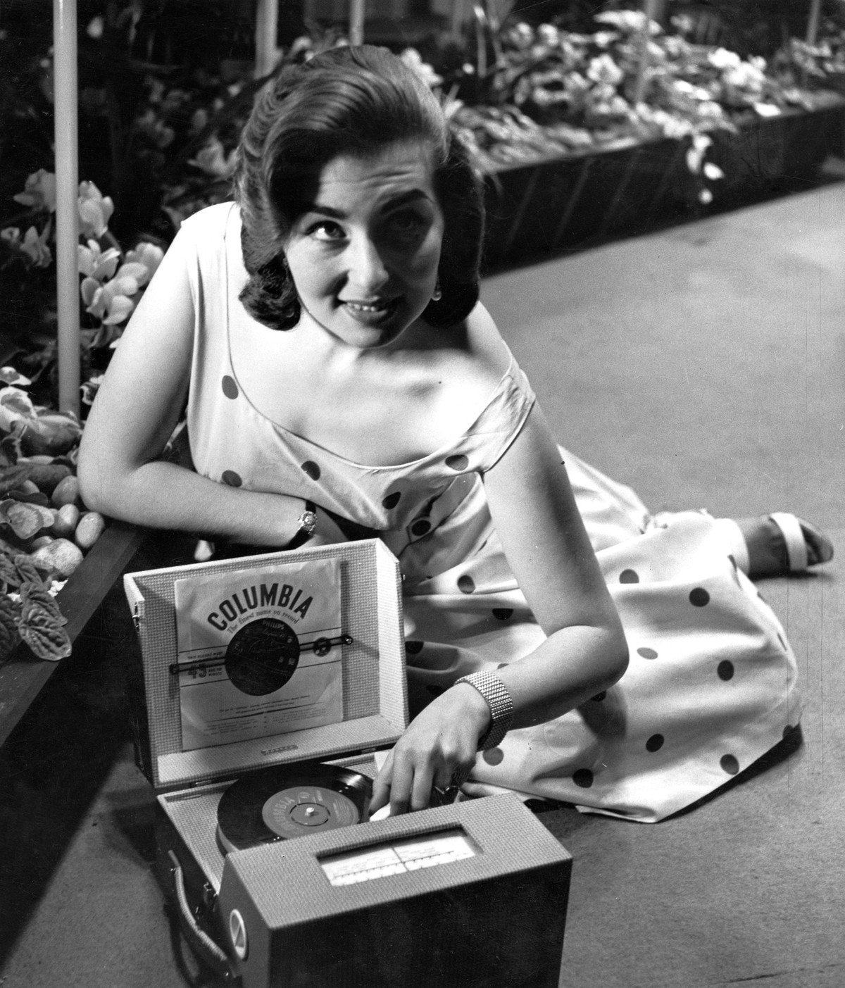 Bildnummer: 60012977 Datum: 01.01.1900 Copyright: imago/United Archives International
Just the thing for the beach or a picnic - a battery - operated portable record player . 1950s, Mode, 1950er, 50er ...