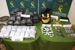 Waffen und Ausrüstung für Bomben, die 2008 bei zwei ETA-Verdächtigen konfisziert wurden.