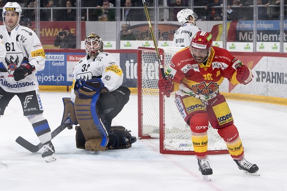 Biels Robbie Earl, rechts, jubelt nach seinem Tor (2-0), beim Eishockey Meisterschaftsspiel der National League A zwischen den HC Biel und dem HC Fribourg Gotteron, am Dienstag, 2. Januar 2018, in der ...