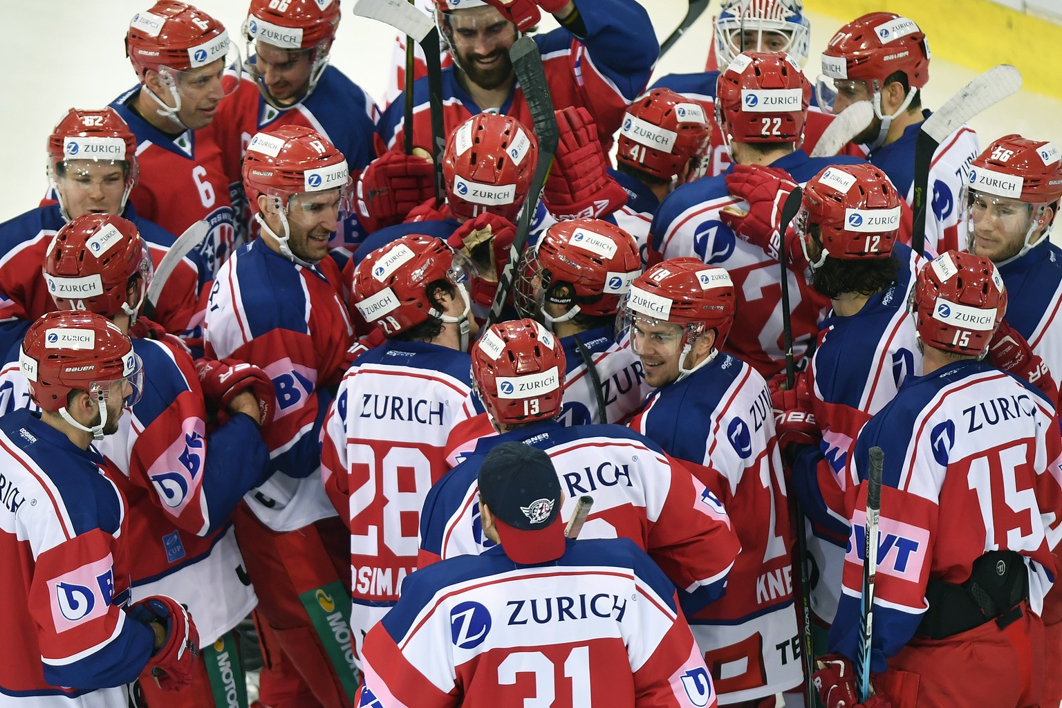 Die Lakers im Jubelrausch nach dem Sieg beim Swiss Ice Hockey Cup 1/2 - Finalspiel SC Rapperswil-Jona Lakers gegen den HC Ajoie in Rapperswil am Donnerstag, 4. Januar 2018. (KEYSTONE/Walter Bieri)