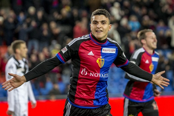 Der Basler Mohamed Elyounoussi jubelt ueber sein drittes Tor im Fussball Meisterschaftsspiel der Super League zwischen dem FC Basel 1893 und dem FC Lugano, im Stadion St. Jakob-Park in Basel, am Samst ...