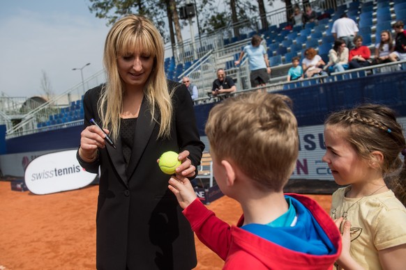 Die Schweizer Tennispielerin Timea Bacsinszky gibt einem Fan ein Autogramm an der Medienkonferenz vor dem Turnier am Samstag, 7. April 2018, in Lugano. Wegen einer Verletzung an der Hand muss Bacsinsz ...